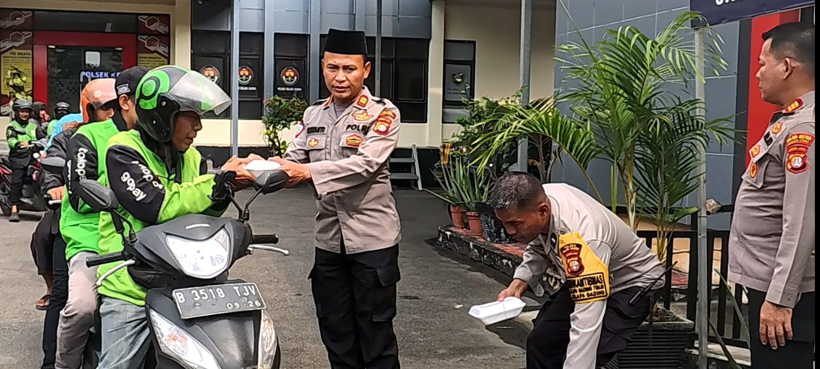 Polsek Kelapa Gading Bagikan 50 Nasi Kotak kepada Ojol, Perkuat Sinergi Kamtibmas