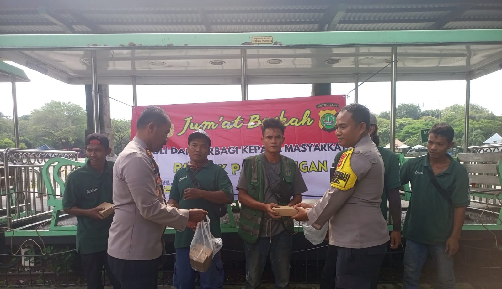 Polsek Pademangan Gelar Kegiatan “Jumat Berkah”, Bagikan Nasi Kotak untuk Petugas Kebersihan Ancol