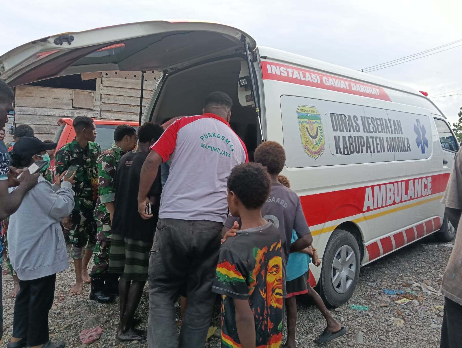 Satgas TMMD Tunjukkan Kepedulian dengan Evakuasi Warga Sakit