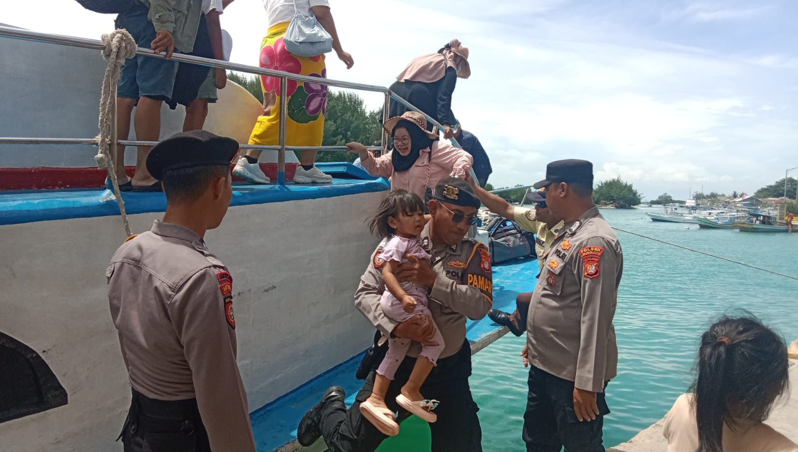 Polisi Bantu Turunkan Penumpang Kecil dari Kapal di Pulau Kelapa, Kapolres: Ini Bentuk Kehadiran Kami untuk Warga