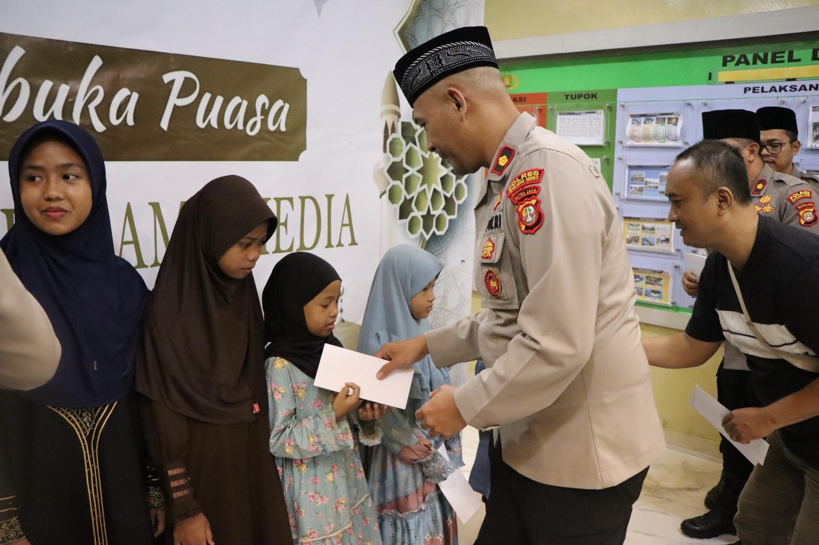 Polres Kepulauan Seribu Gelar Berbuka Puasa Bersama Media dan Santuni 10 Anak Yatim di Aula Wicaksana Laghawa