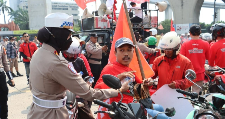 Aksi Humanis Polres Pelabuhan Tanjung Priok Bagikan Minum dan Roti Saat Buruh Rayakan May Day