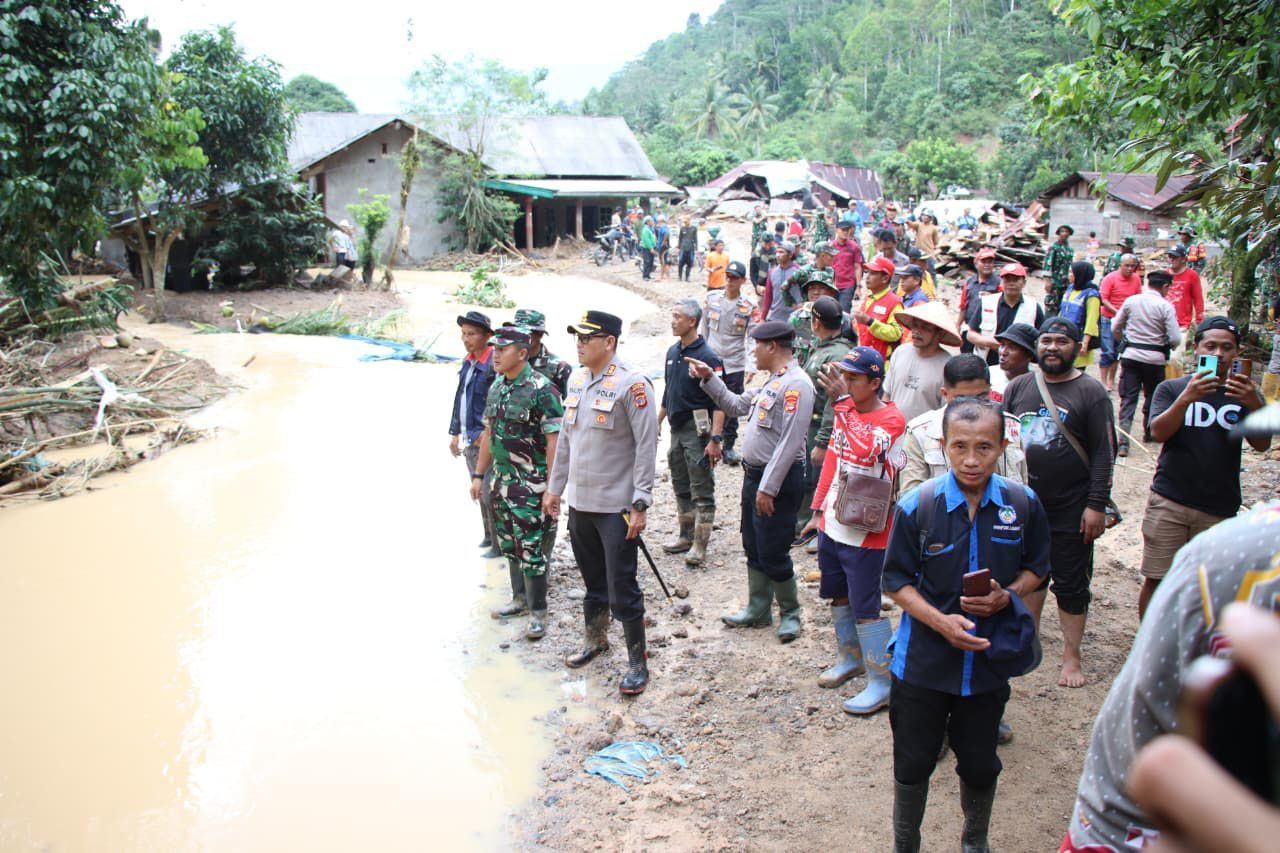Polres Lampung Barat Terjun Langsung Salurkan Bantuan untuk Korban Banjir Suoh