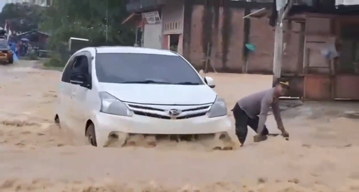 Hujan Lebat Picu Banjir Susulan, Kapolres Aceh Timur Siagakan Perahu Evakuasi di Sejumlah Gampong