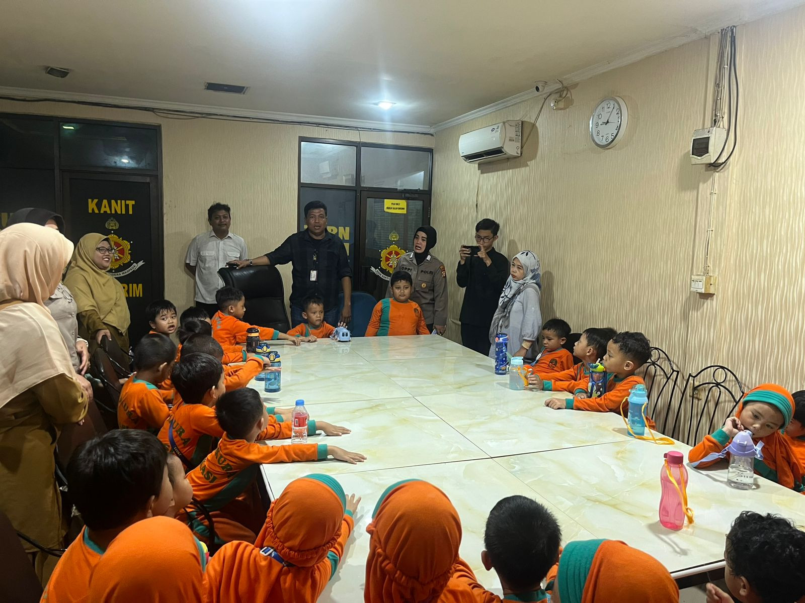 Polsek Bekasi Selatan Kenalkan Dunia Kepolisian Lewat Program Polisi Sahabat Anak Bersama TK Sakura Jakasetia