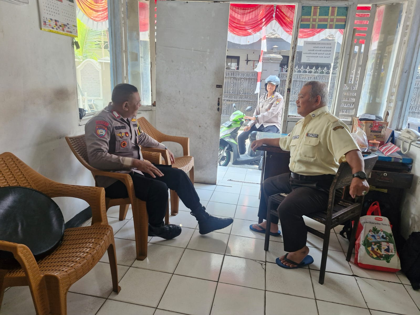 Patroli Sinergitas dan Sambang DDS: Bhabinkamtibmas Kelurahan Jatiwaringin Sampaikan Imbauan Kamtibmas