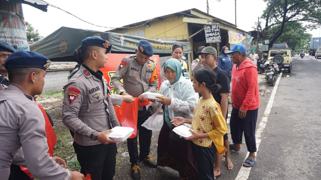 Brimob Polda Metro Jaya Hadirkan Dapur Lapangan untuk Warga Banjir Cikarang Utara
