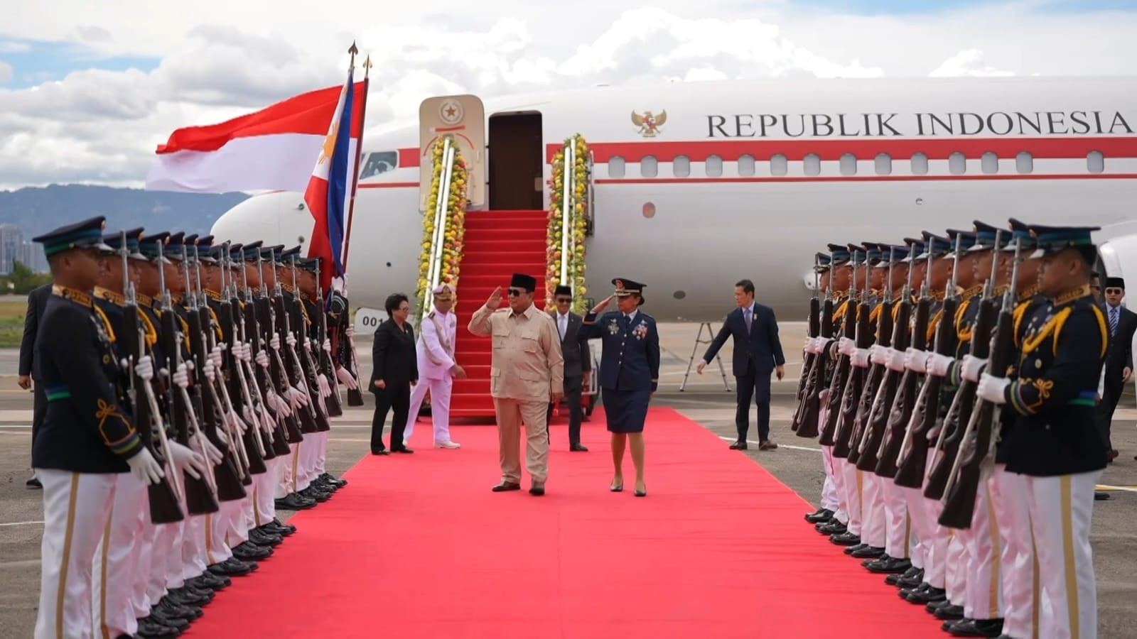 Disambut Tarian dan Pasukan Jajar Kehormatan, Prabowo Tiba di Filipina untuk Hadiri KTT ASEAN