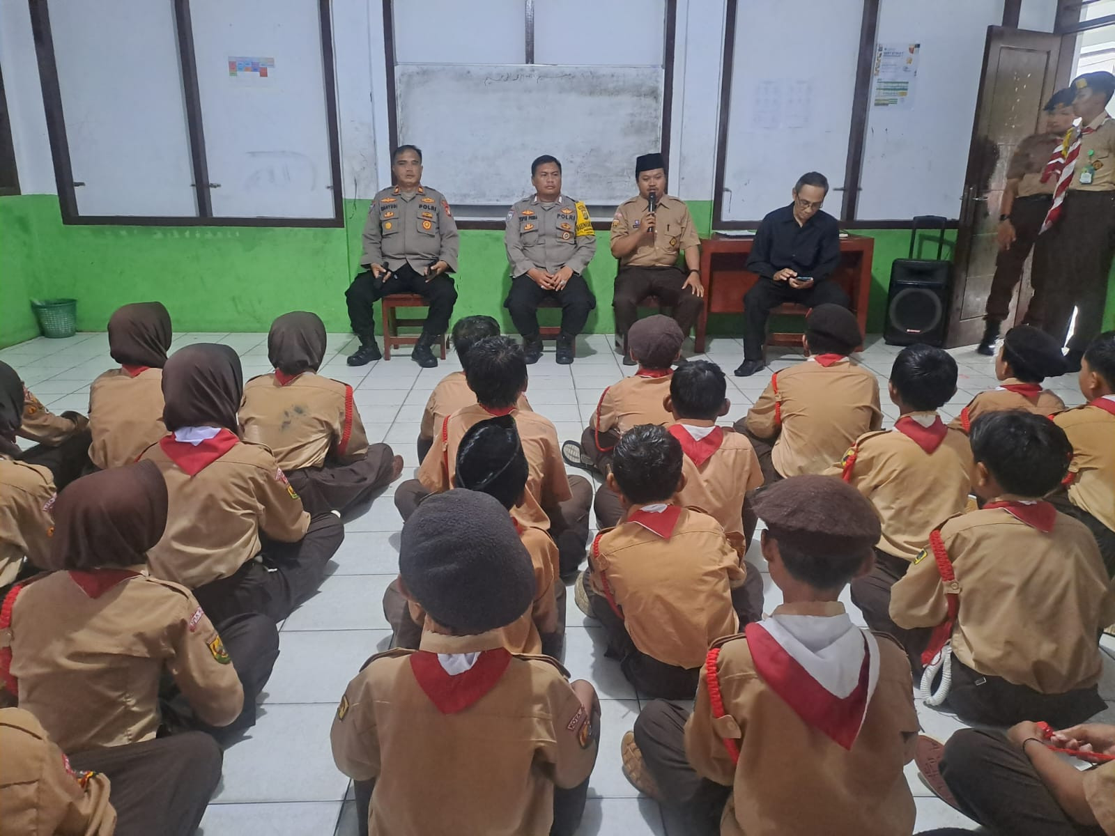Polsek Medan Satria Dorong Generasi Muda Berkarakter Melalui Penyuluhan di Persami Assyaqiyah