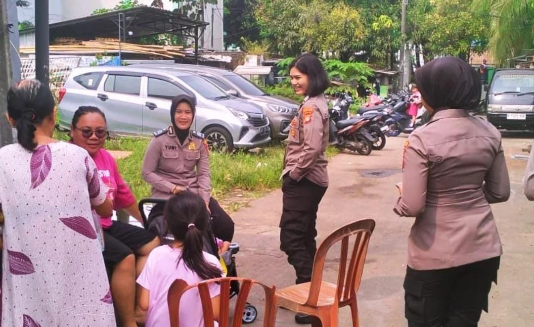 Polwan Polsubsektor Pekayon Jaya Sambangi Warga RW 021, Sampaikan Pesan Kamtibmas