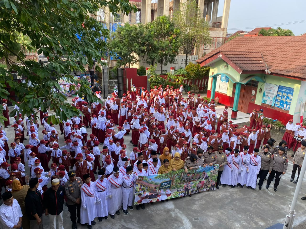 Tak Sekadar Jaga Keamanan, Polri Ajak Pelajar Peduli Pendidikan dan Lingkungan