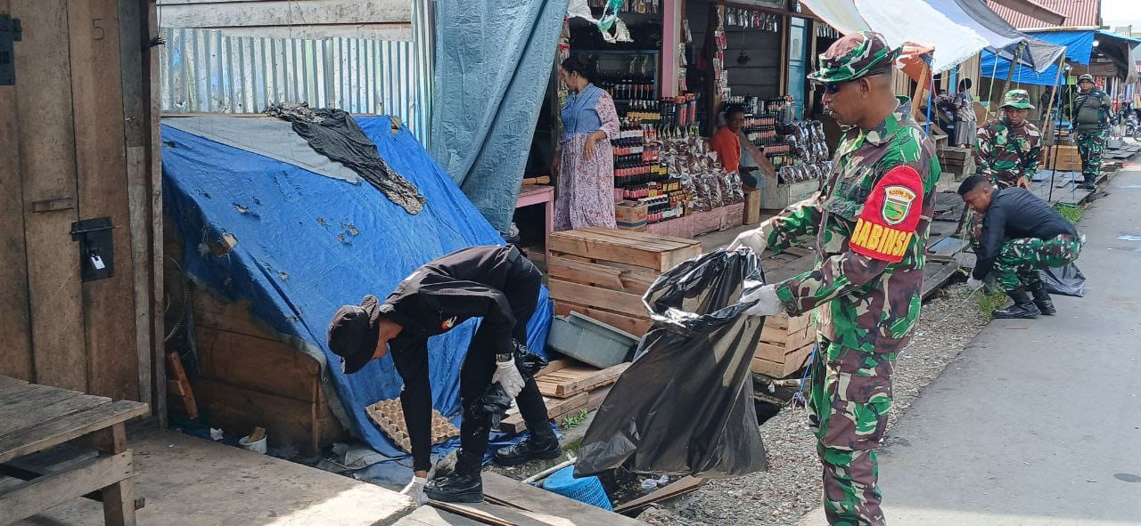 Sambut Bulan Kasih Natal, Kodim 1710/Mimika Gelar Karya Bakti Bersihkan Lingkungan Pasar