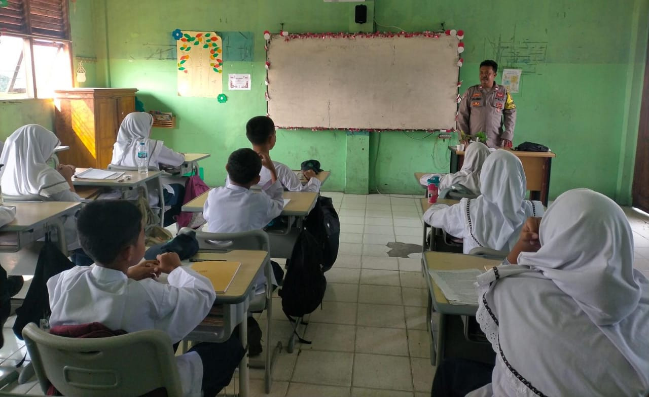 BHABINKAMTIBMAS KELURAHAN PEJUANG LAKUKAN PENYULUHAN SMP ISTIQOMAH