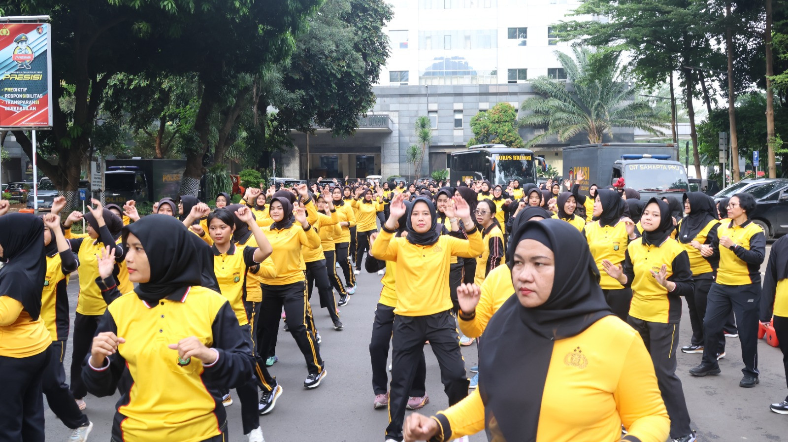 Polwan Polda Metro Jaya Rayakan Hari Kartini dengan Olahraga dan Aksi Bersih Lingkungan