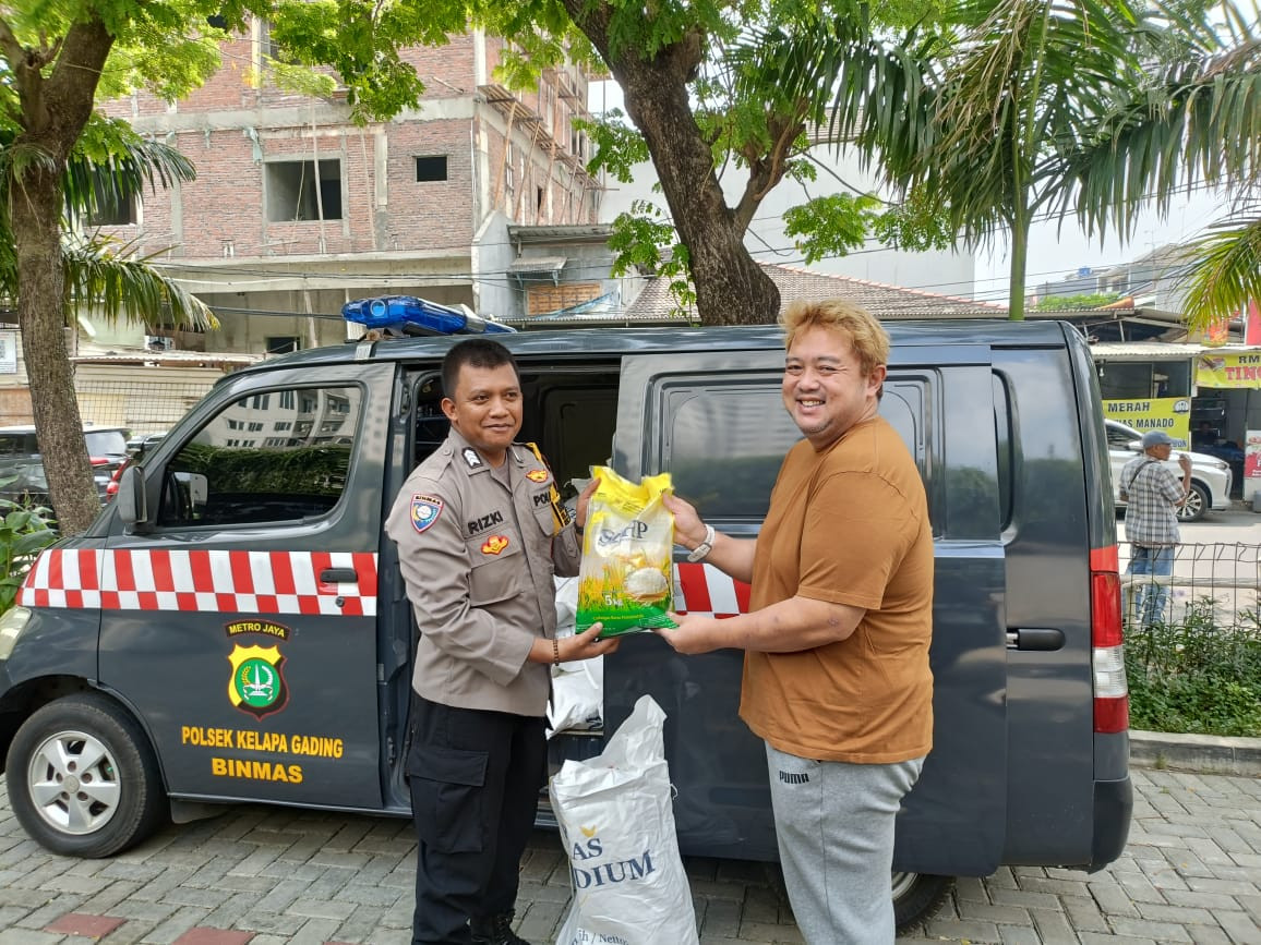 Polsek Kelapa Gading dan Bulog Gelar Gerakan Pangan Murah, Warga Antusias Beli Beras SPHP