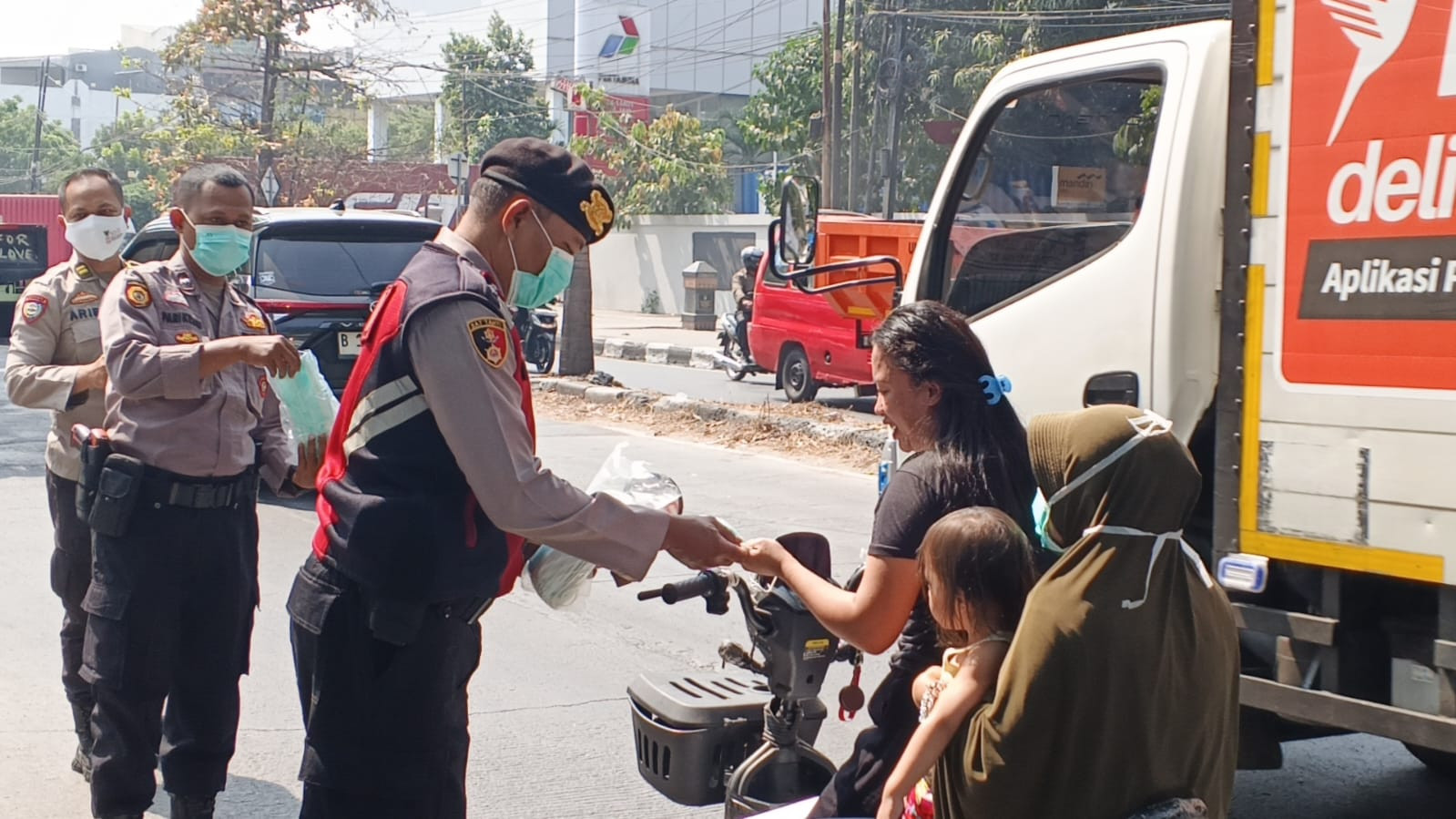 Polsek Metro Penjaringan Bagikan Masker kepada Pengguna Jalan, Antisipasi Dampak Abu Vulkanik Erupsi Gunung Anak Krakatau