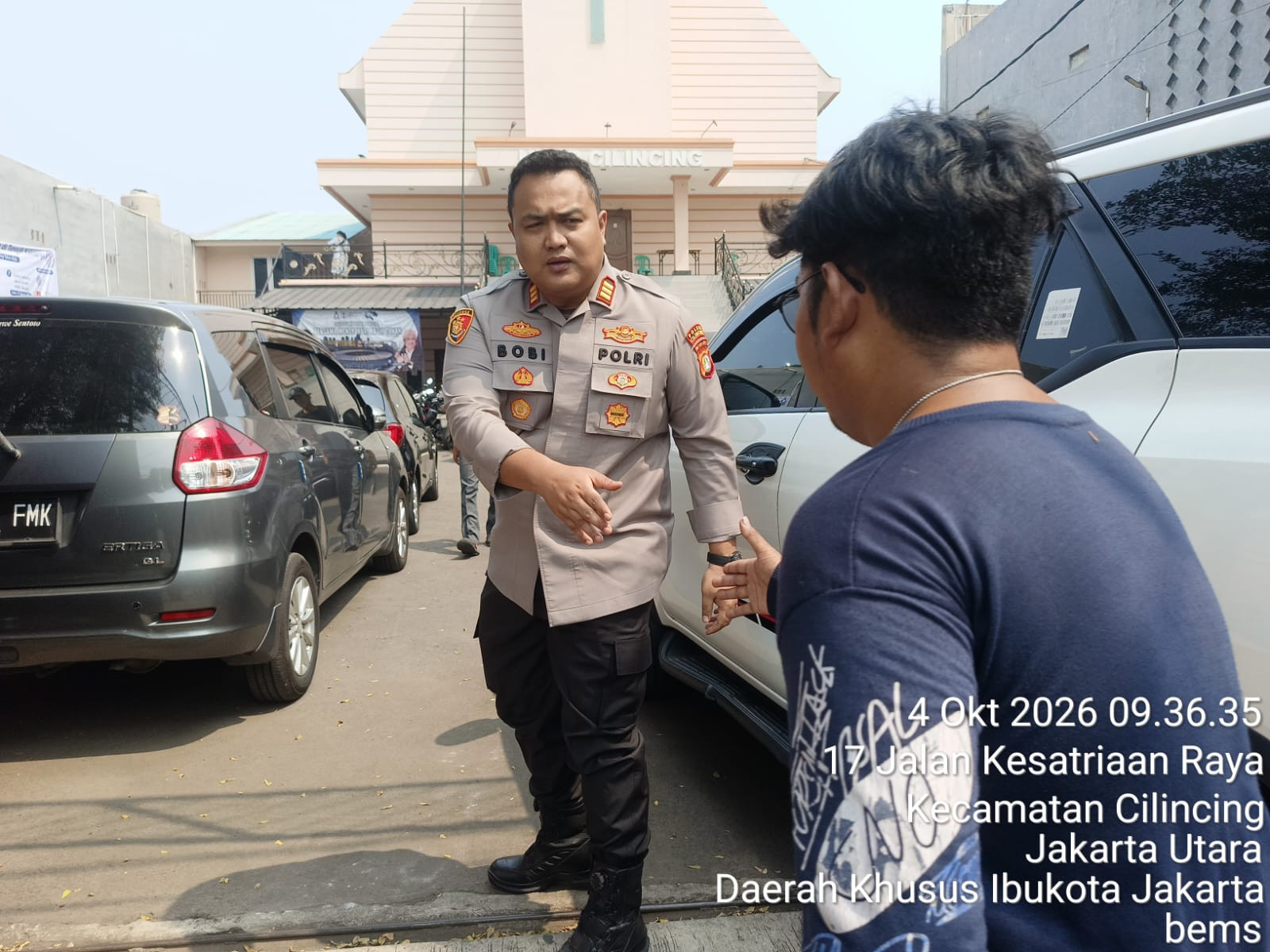 Minggu Kasih Polsek Cilincing Ingatkan Jemaat Gunakan Helm Saat Beribadah