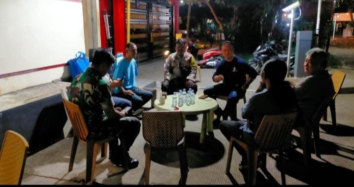 Kunjungan Bhabinkamtibmas ke Pos Siskamling Perumahan Permata