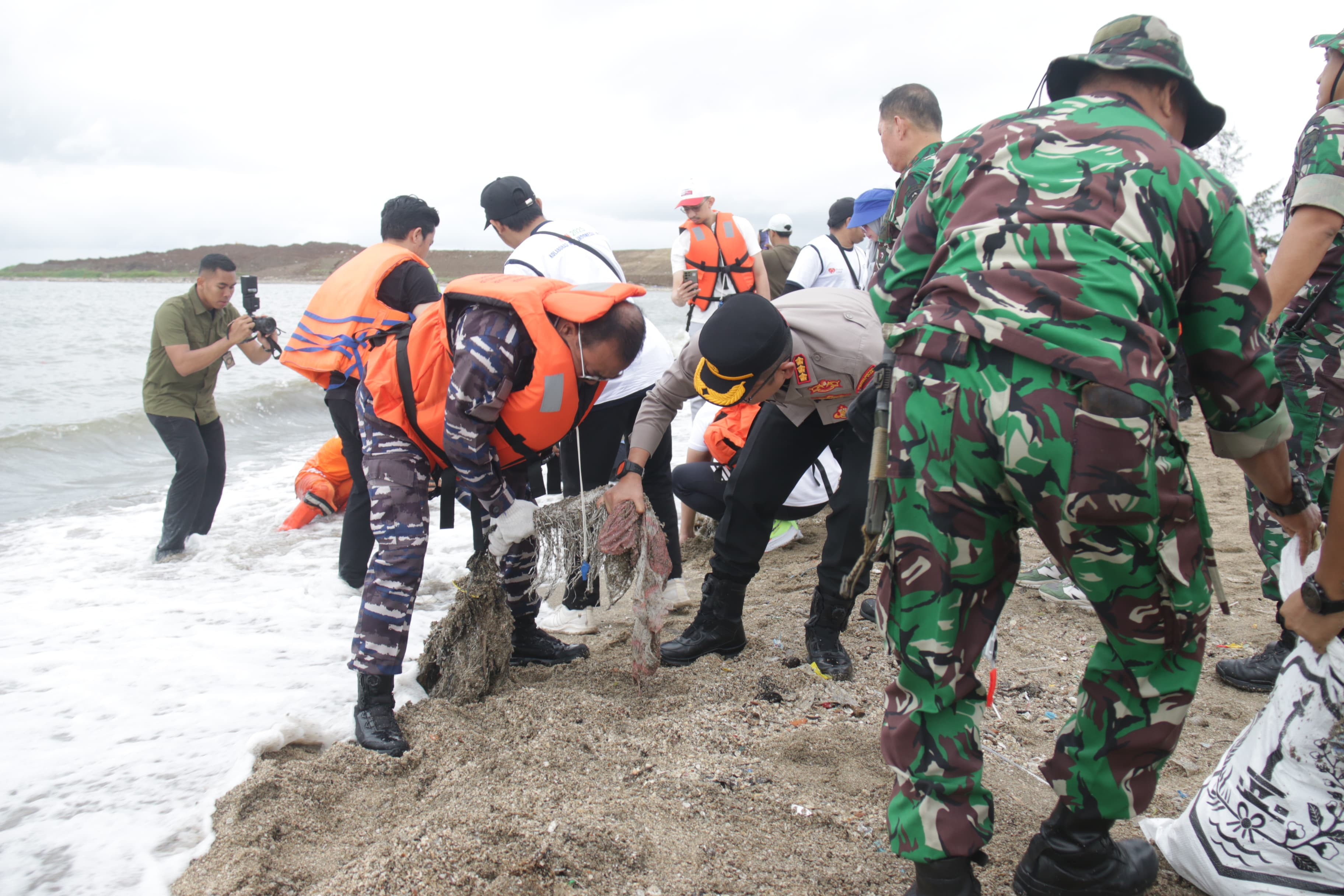 Ribuan Peserta, Termasuk TNI-Polri, Ikuti Peringatan Hari Peduli Sampah Nasional 2025 di Ancol