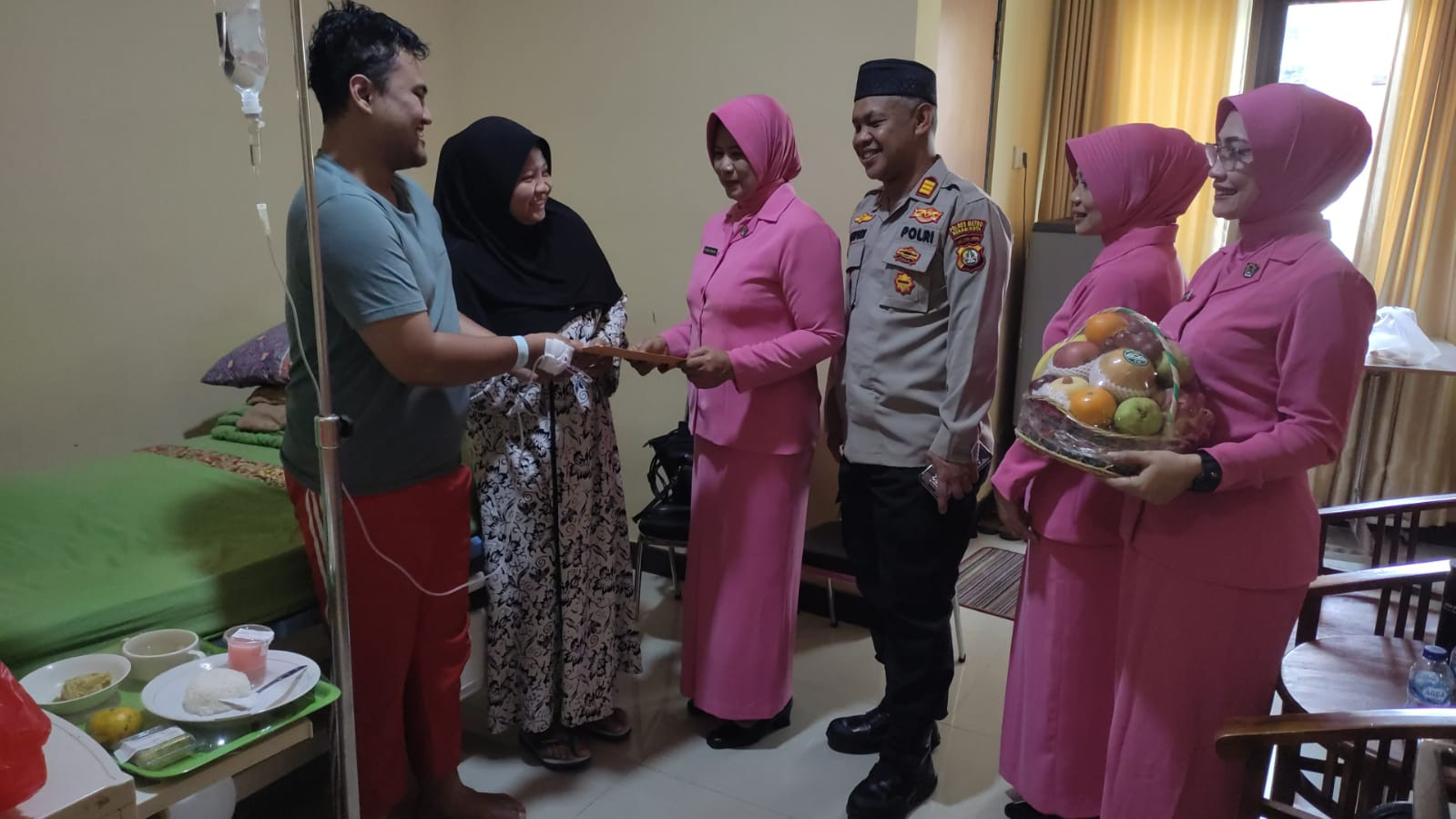 Kapolsek Bekasi Barat dan Pengurus Bhayangkari Jenguk Anggota yang Sedang Sakit di RS Polri