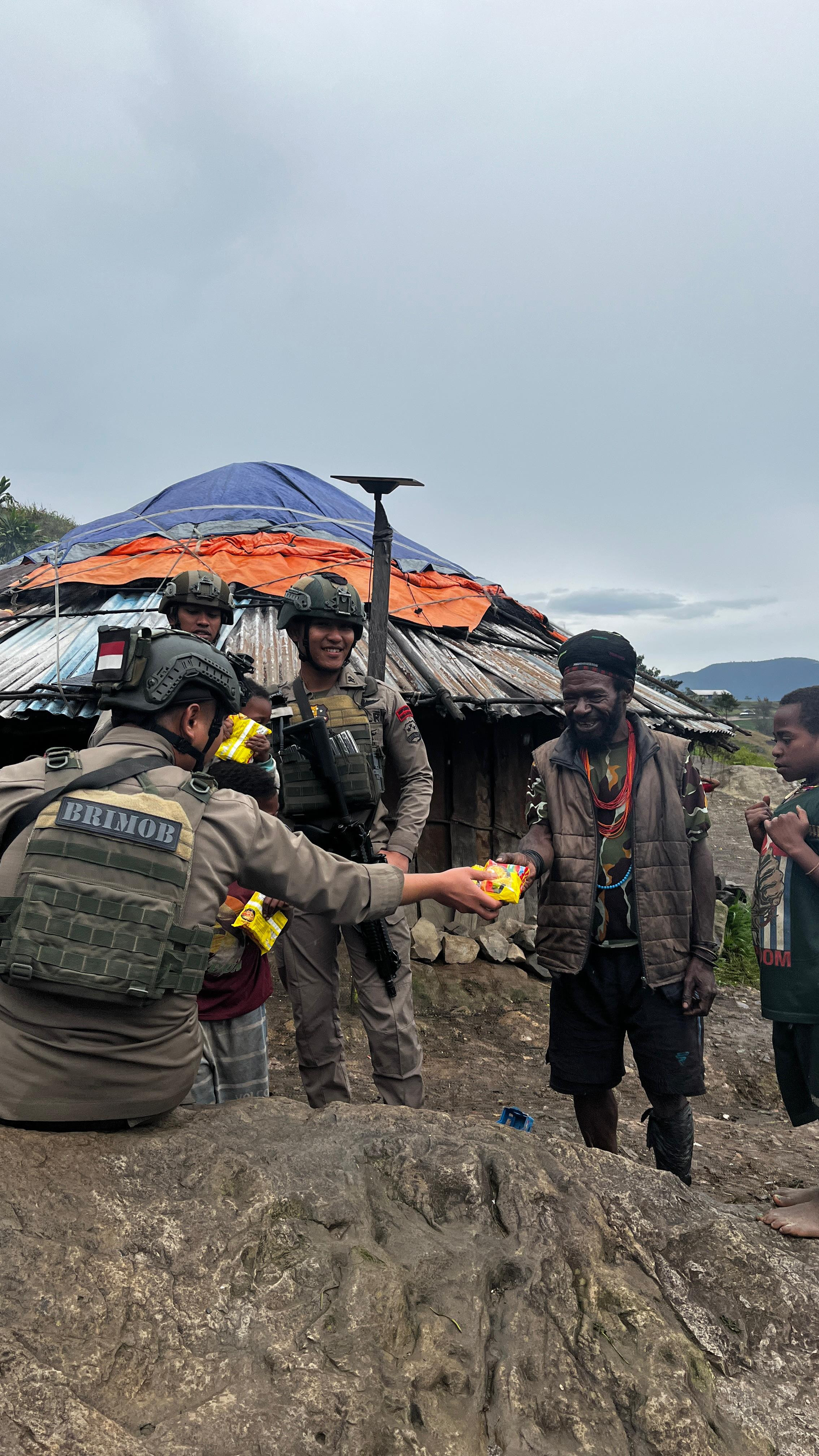 Personel Ops Damai Cartenz Sektor Sinak Beri Mi Instan dan Makanan Ringan Saat Warga Membersihkan Gereja Gingga Baru