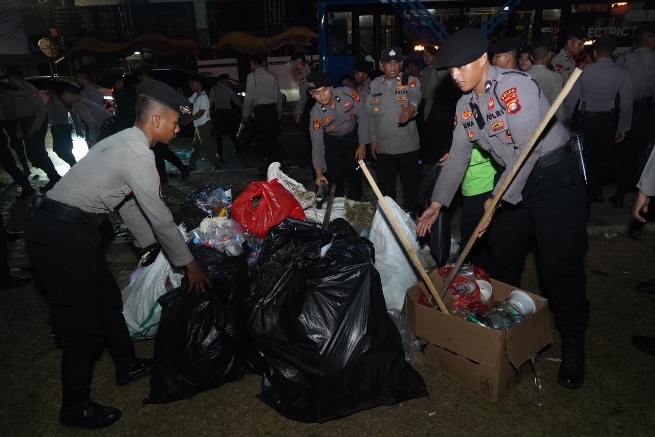 TNI - Polri, Pemprov DKI Bersihkan Sampah Usai Aksi