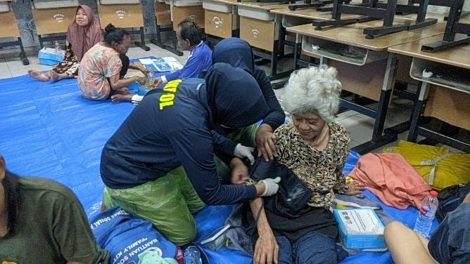Polisi Hadir untuk Menyembuhkan: Sentuhan Kemanusiaan di Tengah Banjir Jakarta Timur