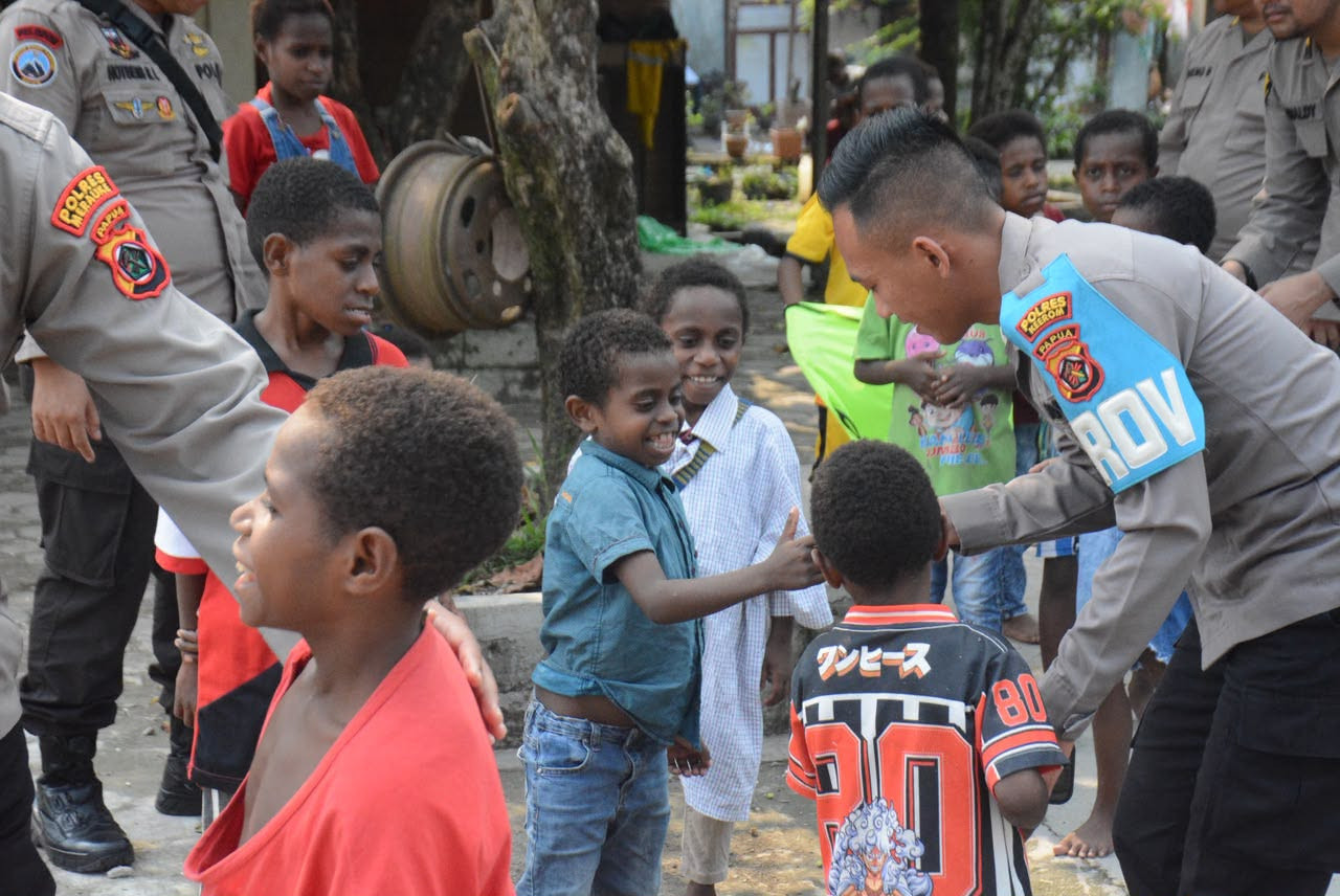 DARI TAS SEKOLAH HINGGA SENYUMAN, SATGAS DAMAI CARTENZ HADIR BERBAGI KASIH DI PANTI ASUHAN SANTA SUSANA TIMIKA