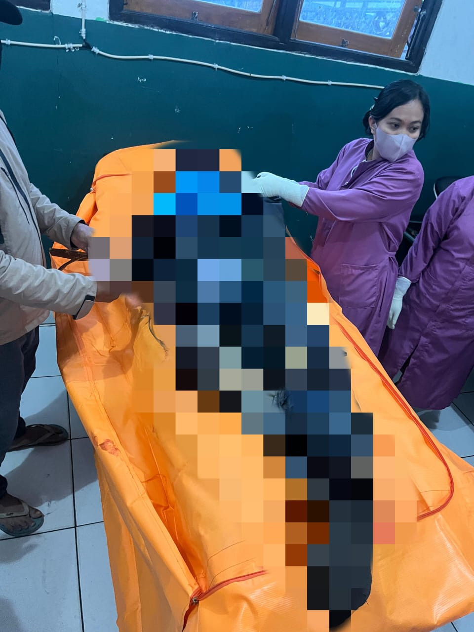 Respons Cepat Satgas Ops Damai Cartenz Bersama TNI Evakuasi Jenazah Tukang Ojek Korban Pembacokan OTK di Puncak Jaya