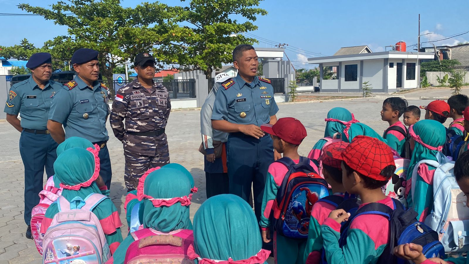 Tumbuhkan Jiwa Negara Maritim, Prajurit Lanal Bintan Dampingi Siswa TK Kunjungi KRI