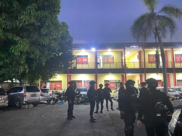Brimob Polda Metro Jaya Siaga Antisipasi Bentrokan Ormas di Penjaringan