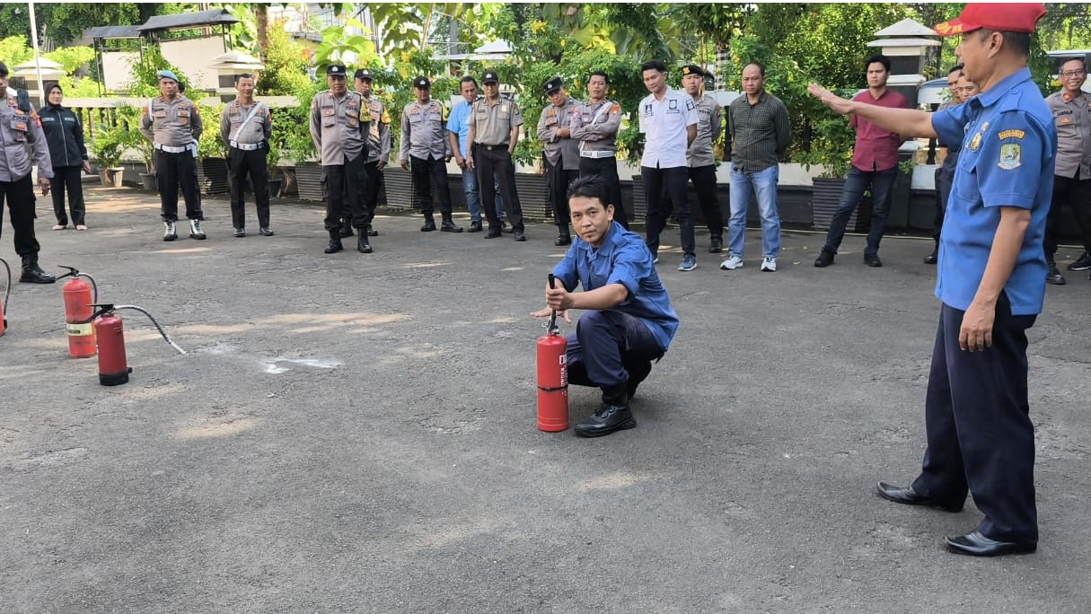Sosialisasi dan Simulasi Penggunaan APAR oleh Tim Instruktur Dinas Damkar