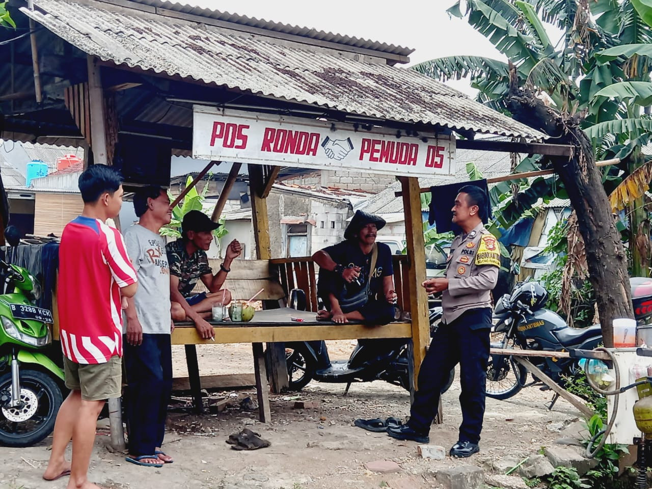 Lewat Kunjungan DDS, Bhabinkamtibmas Rawalumbu Ajak Warga dan Ketua RT Jaga Stabilitas Kamtibmas