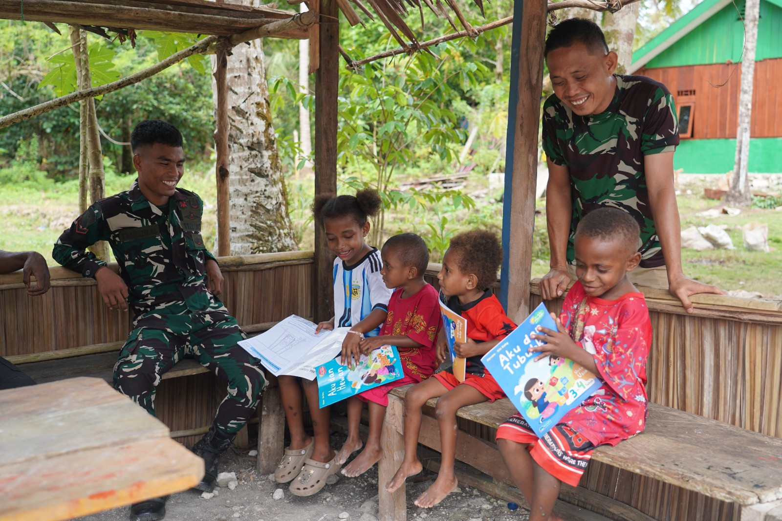 Canda dan Tawa Warnai TMMD Ke-129, Kedekatan Satgas TNI dengan Anak-Anak Kampung Sesor Semakin Erat