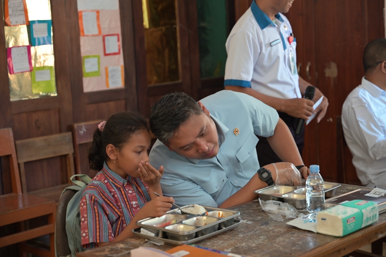 Serunya Sudaryono Makan MBG Bareng Siswa di Kupang