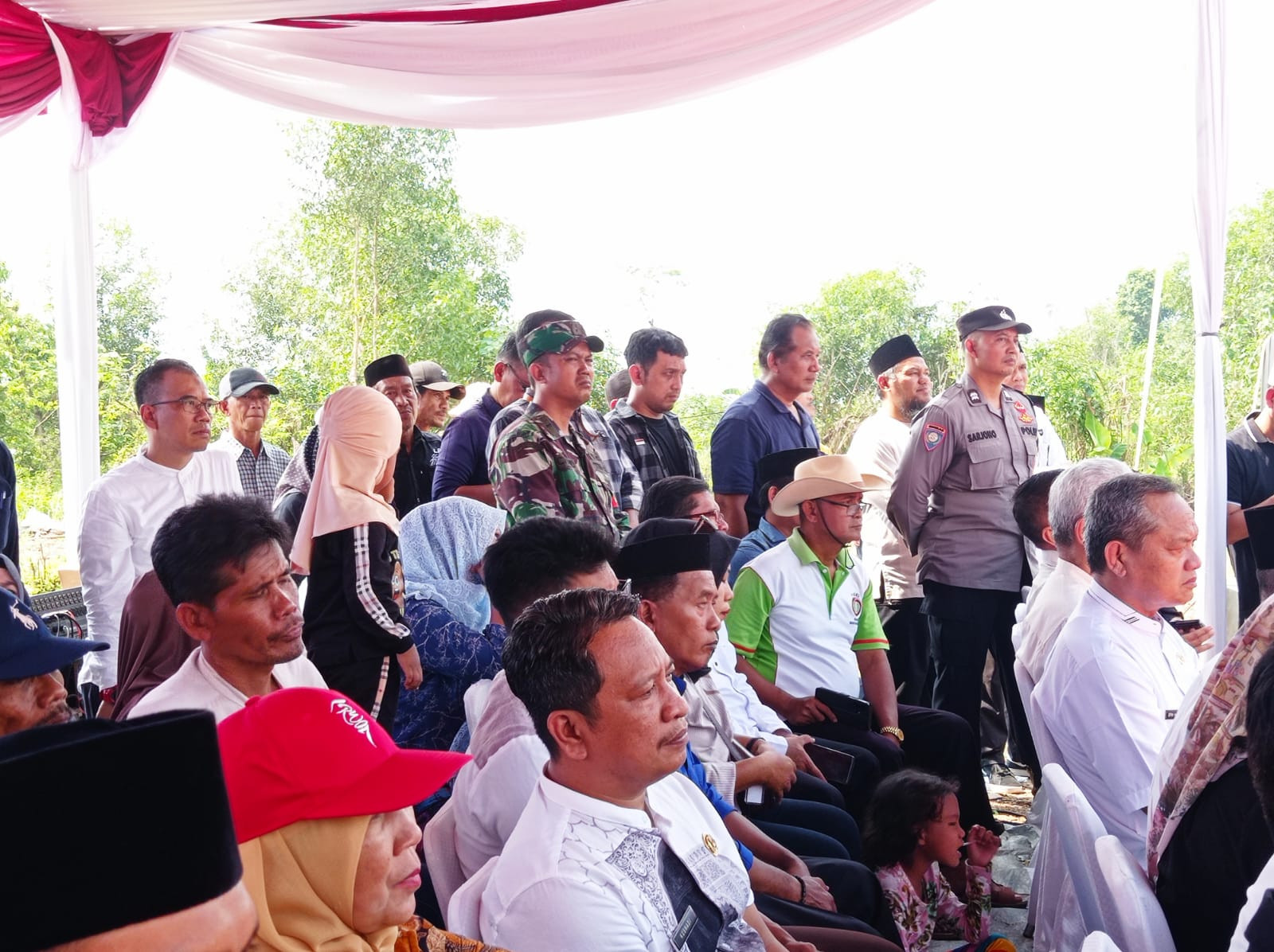 BHABINKAMTIBMAS KELURAHAN MUSTIKASARI HADIRI PELETAKAN BATU PERTAMA PEMBANGUNAN SMPN 61 KOTA BEKASI