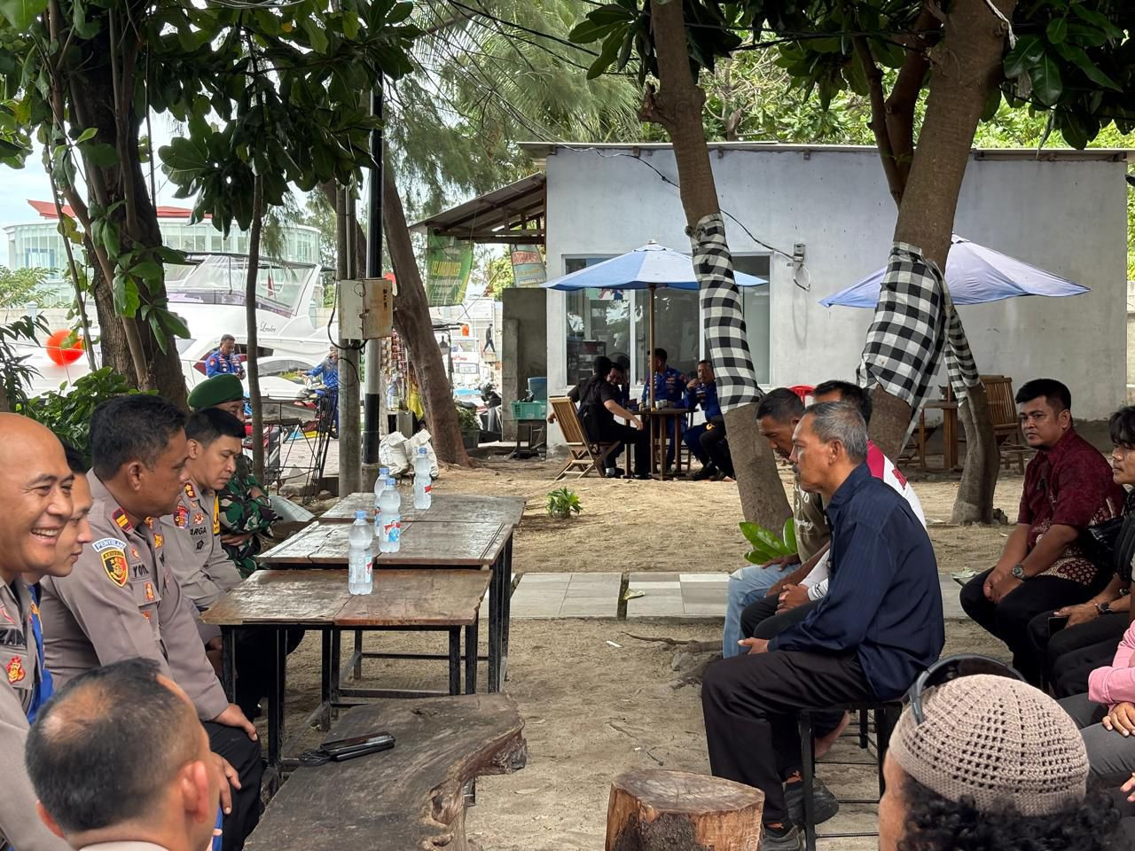 Jumat Curhat di Pulau Pramuka, Kapolres Kepulauan Seribu Sosialisasikan Layanan Polisi 110 dan Bahaya Hoaks