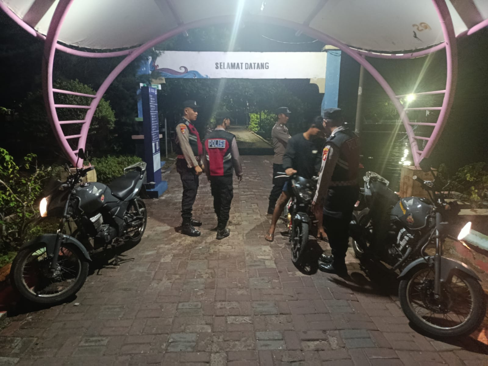 Patroli Malam Gabungan Polsek Kepulauan Seribu Utara Tekan Kejahatan 3C, Layanan 110 Disosialisasikan ke Warga