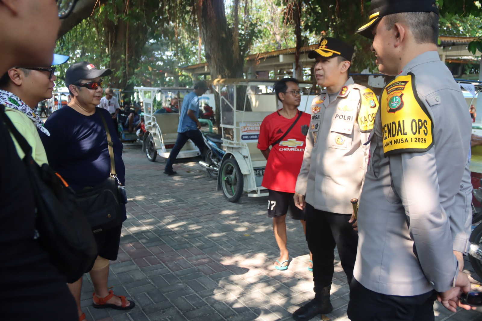 Kapolres Kepulauan Seribu Sapa Wisatawan di Pulau Tidung, Ingatkan Keselamatan dan Layanan 110