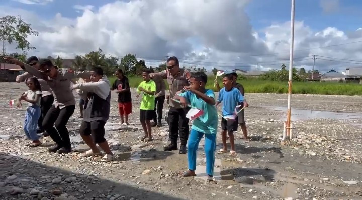 Simbol Damai dan Kasih Sayang, Satgas Ops Damai Cartenz Bermain Bersama Anak-anak Mimika