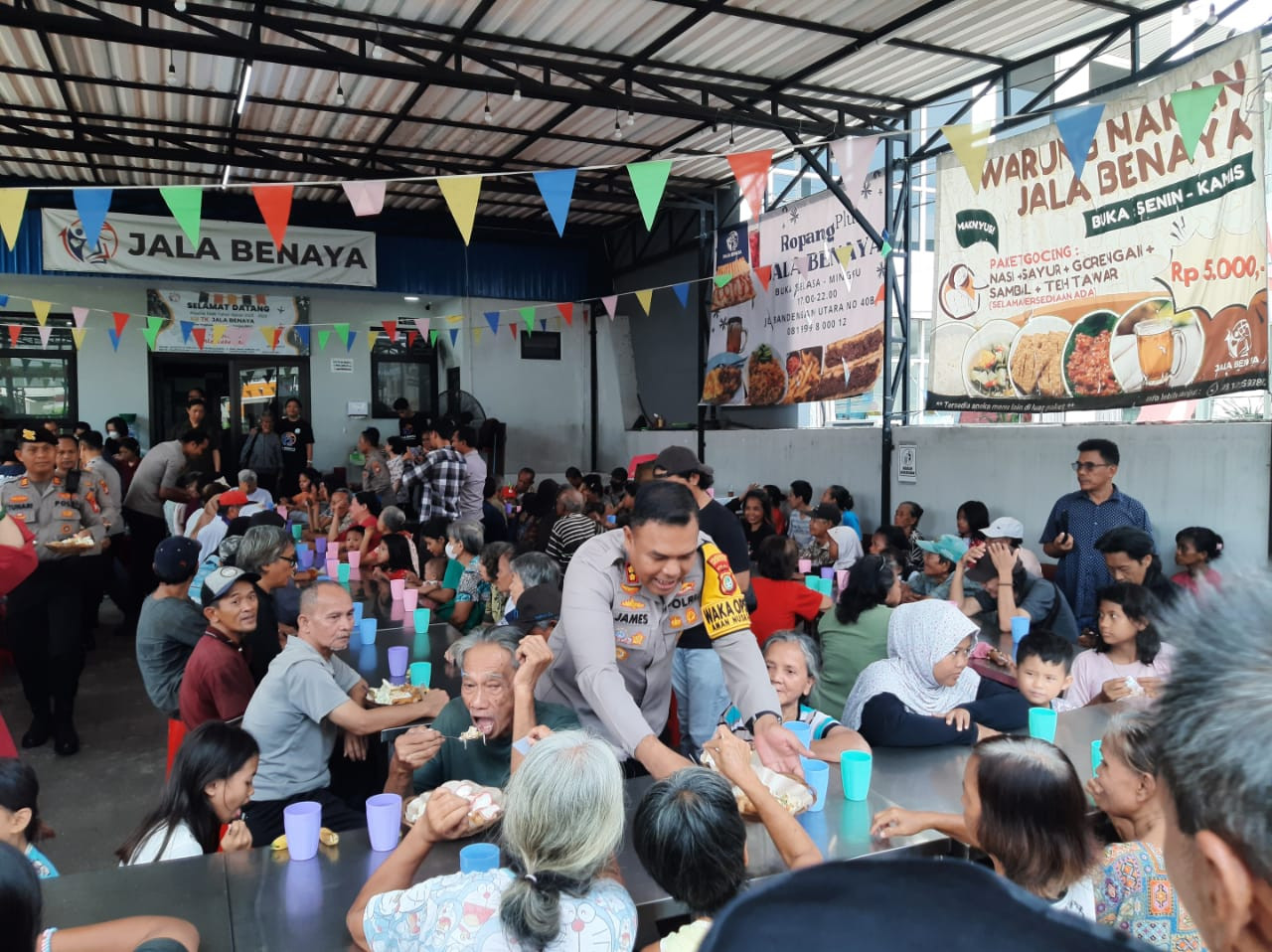 Polres Metro Jakarta Utara Gelar Jum'at Peduli, Bagikan 500 Paket Makanan di Penjaringan