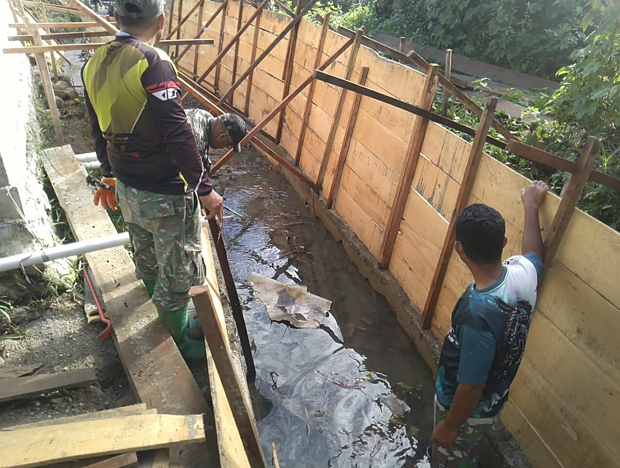 Teriknya Matahari Membakar Semangat Satgas TMMD 125 Kodim 1506/Namlea Dalam Pembuatan Reol/Drainase Raksasa di Desa Waenono