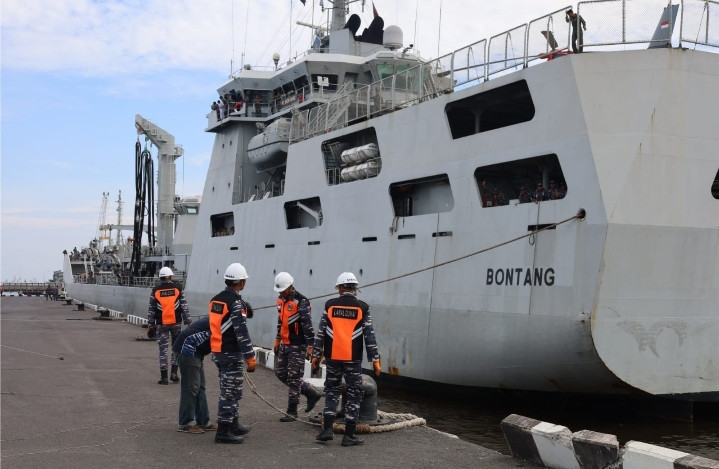 Komandan Pangkalan TNI Angkatan Laut Dumai Bersama Prajurit Sambut Kedatangan KRI Bontang-907