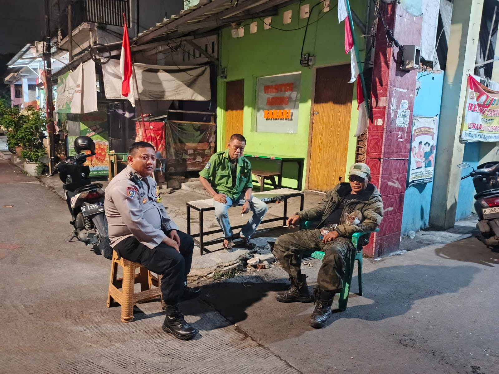 Bhabinkamtibmas Kelurahan Lagoa Sambangi Pos Satkamling, Warga Diajak Jaga Lingkungan dan Tolak Judi Online