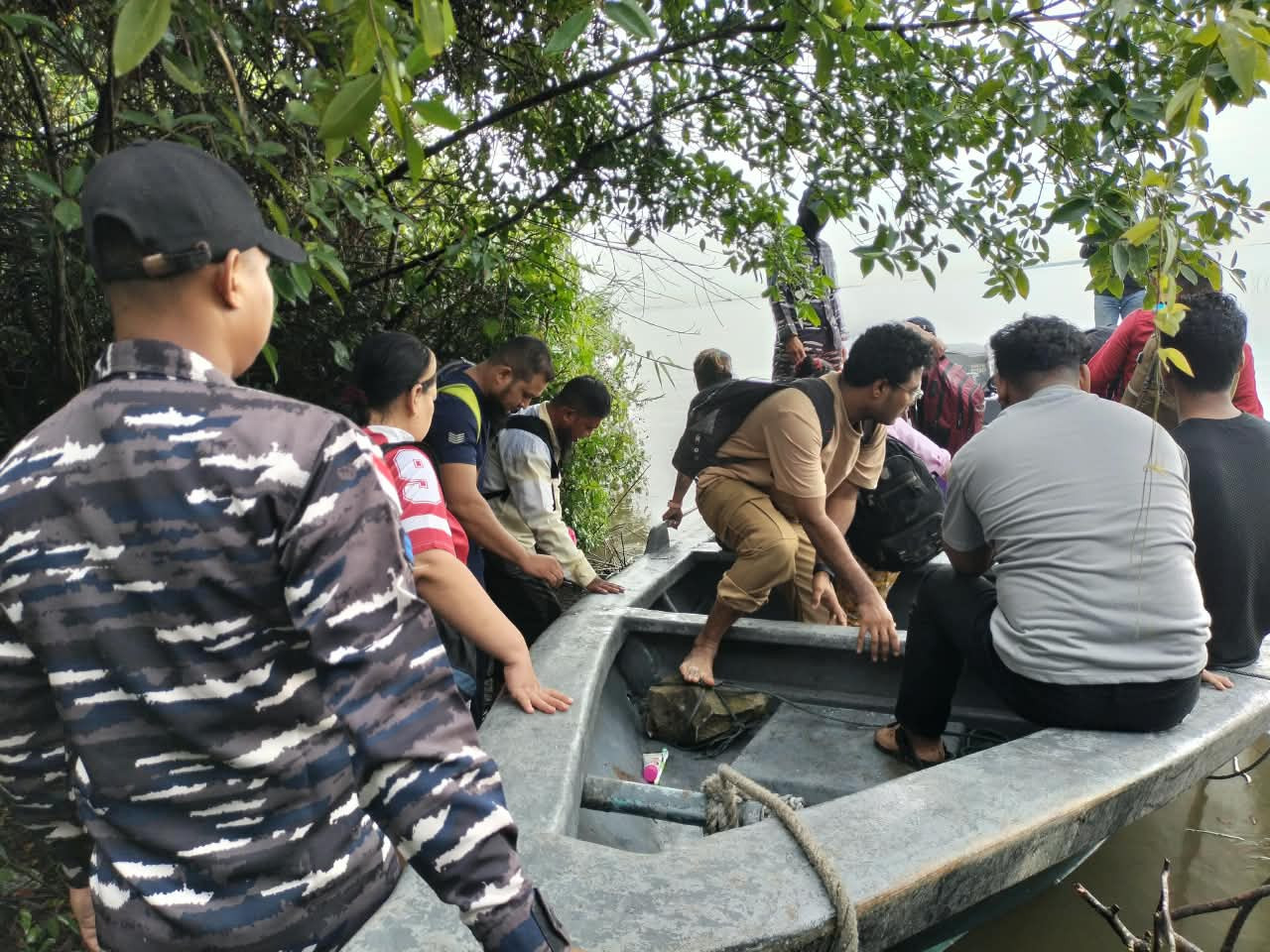 Gerak Cepat Tim Quick Rerspon Lanal Dumai Gagalkan _Illegal Entry_, 16 Orang dan Satu Speed Boat Berhasil Diamakan di Pesisir Kota Dumai