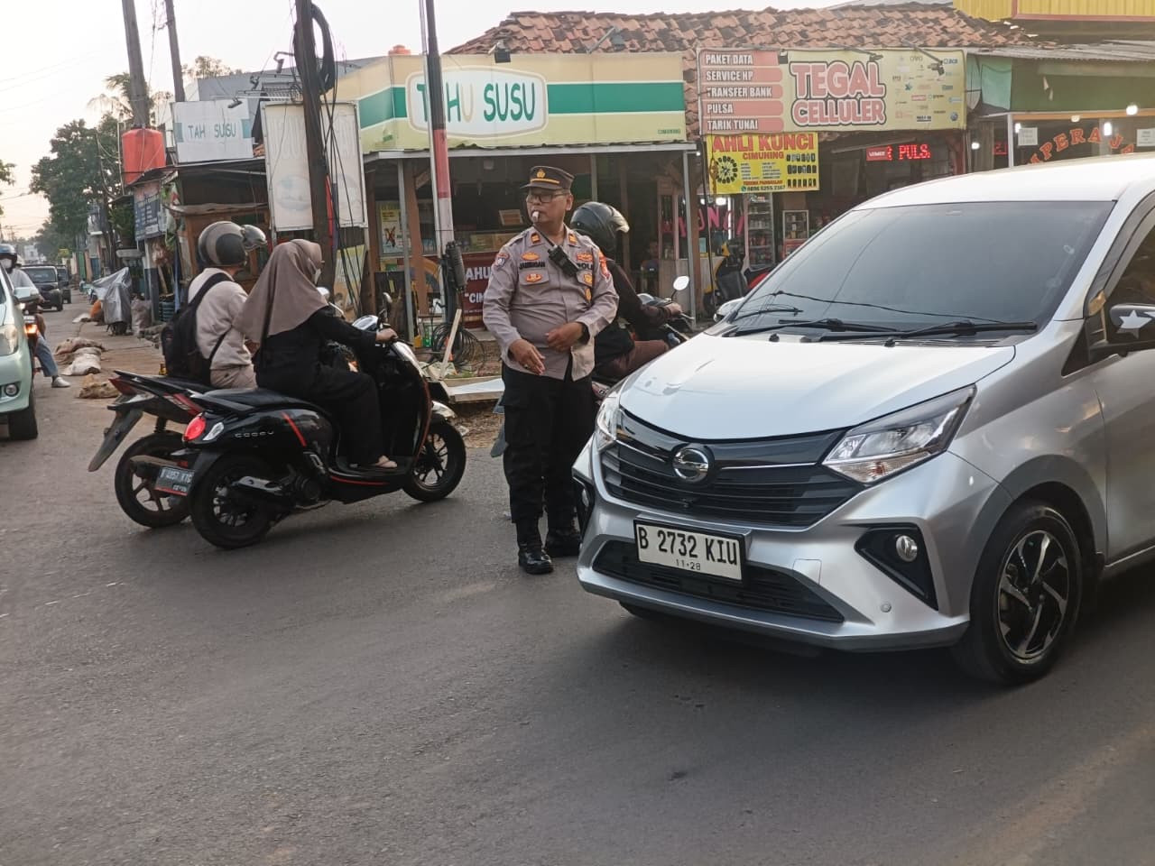 Berikan Rasa Aman bagi Pengendara, Polsek Bantargebang Siagakan Personel di Titik Padat Cimuning