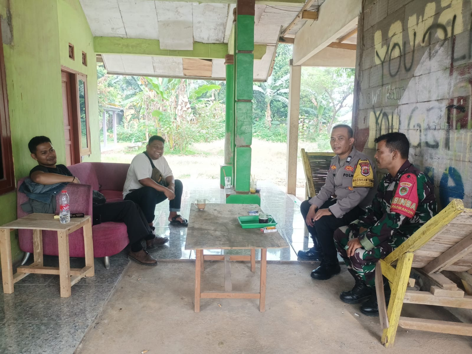 Jaga Kondusifitas, Bhabinkamtibmas dan Babinsa di Bantargebang Sambangi Warga
