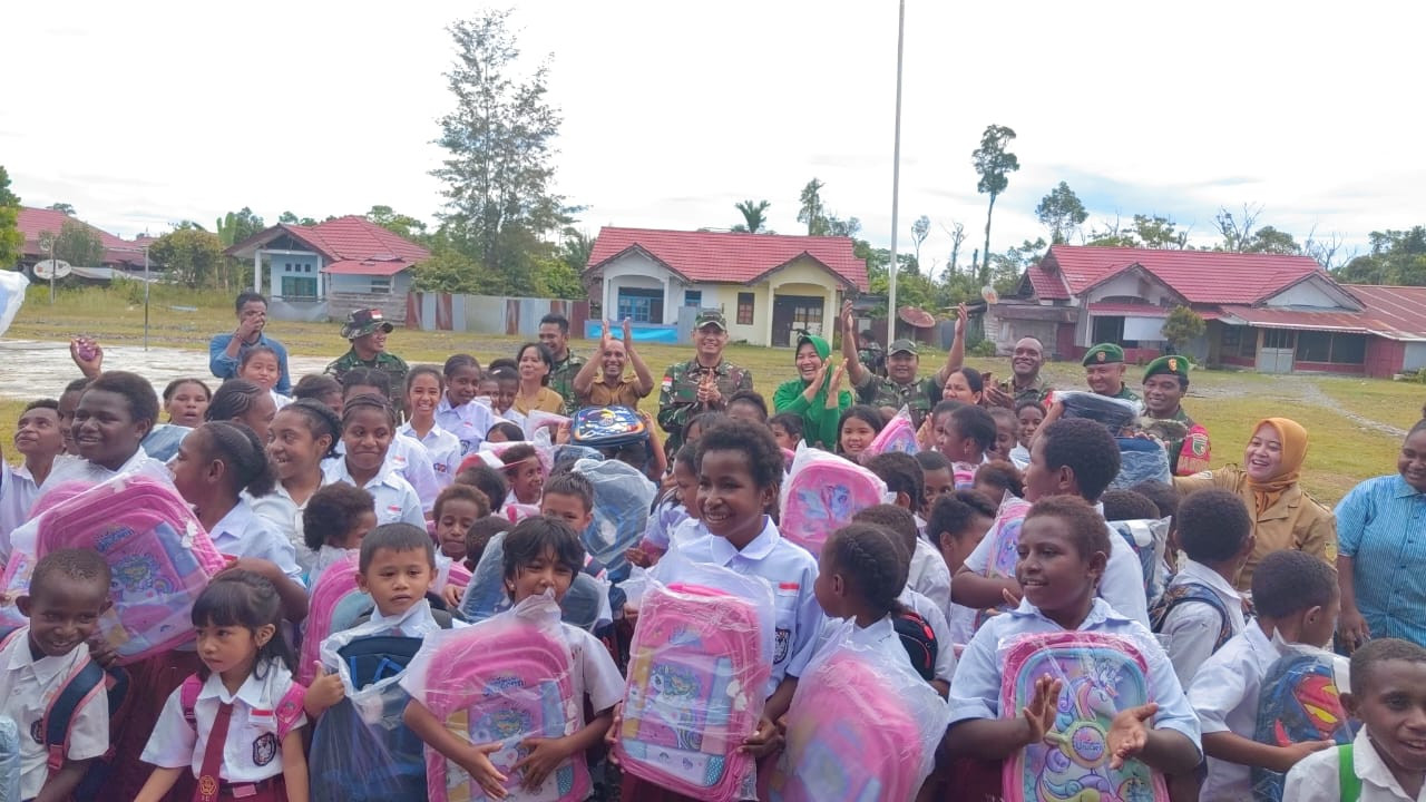 Dandim 1715/Yahukimo Serahkan Bantuan KASAD Tas dan Seragam Sekolah kepada Anak Sekolah di Dekai Yahukimo