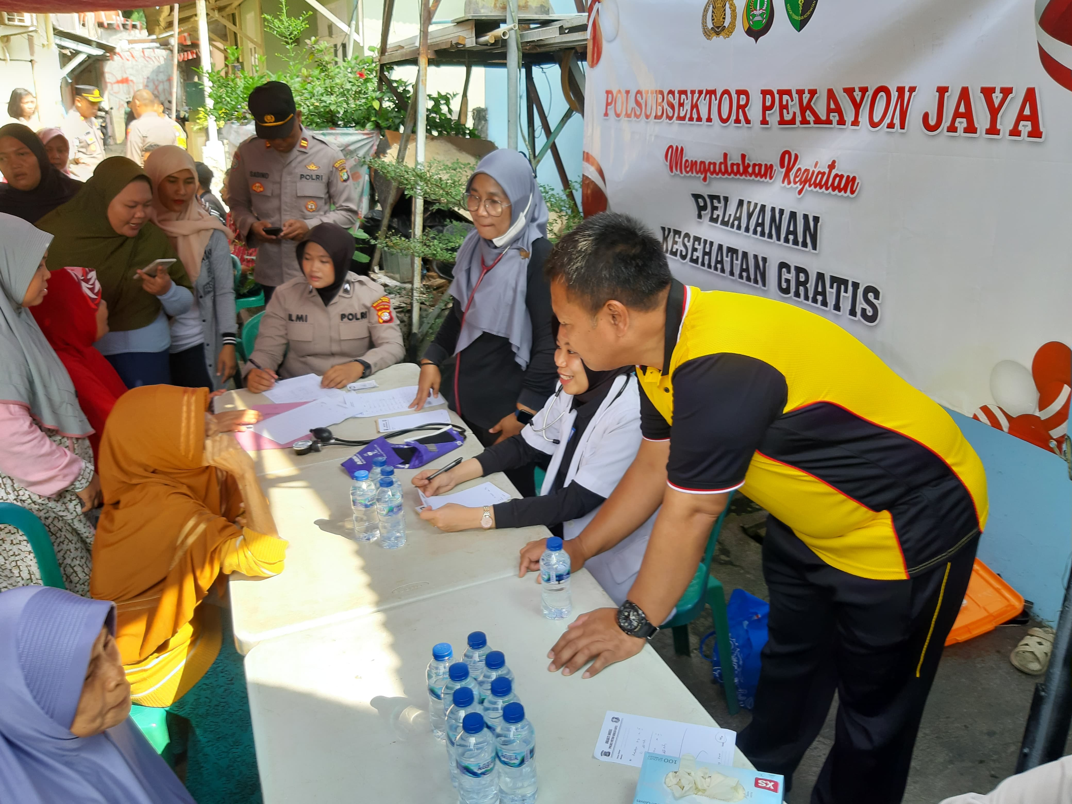 Polsubsektor Pekayon Jaya Gelar Pelayanan Kesehatan Gratis untuk Warga Slum Area
