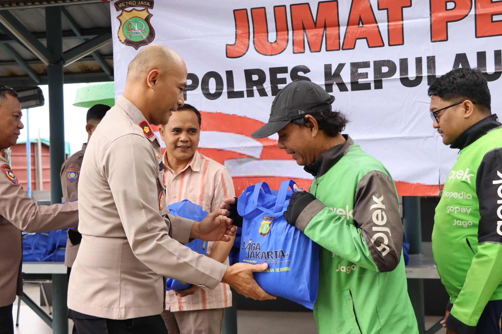 Momentum Ramadan, Polres Kepulauan Seribu Gelar Jumat Peduli dan Salurkan Paket Sembako kepada Pengemudi Ojol di Marina Ancol